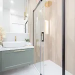Nowoczesne Z Balkonem Kolejowa Nu Wola By Renters Apartment