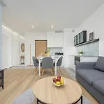 Nowoczesne Z Balkonem Kolejowa Nu Wola By Renters Apartment